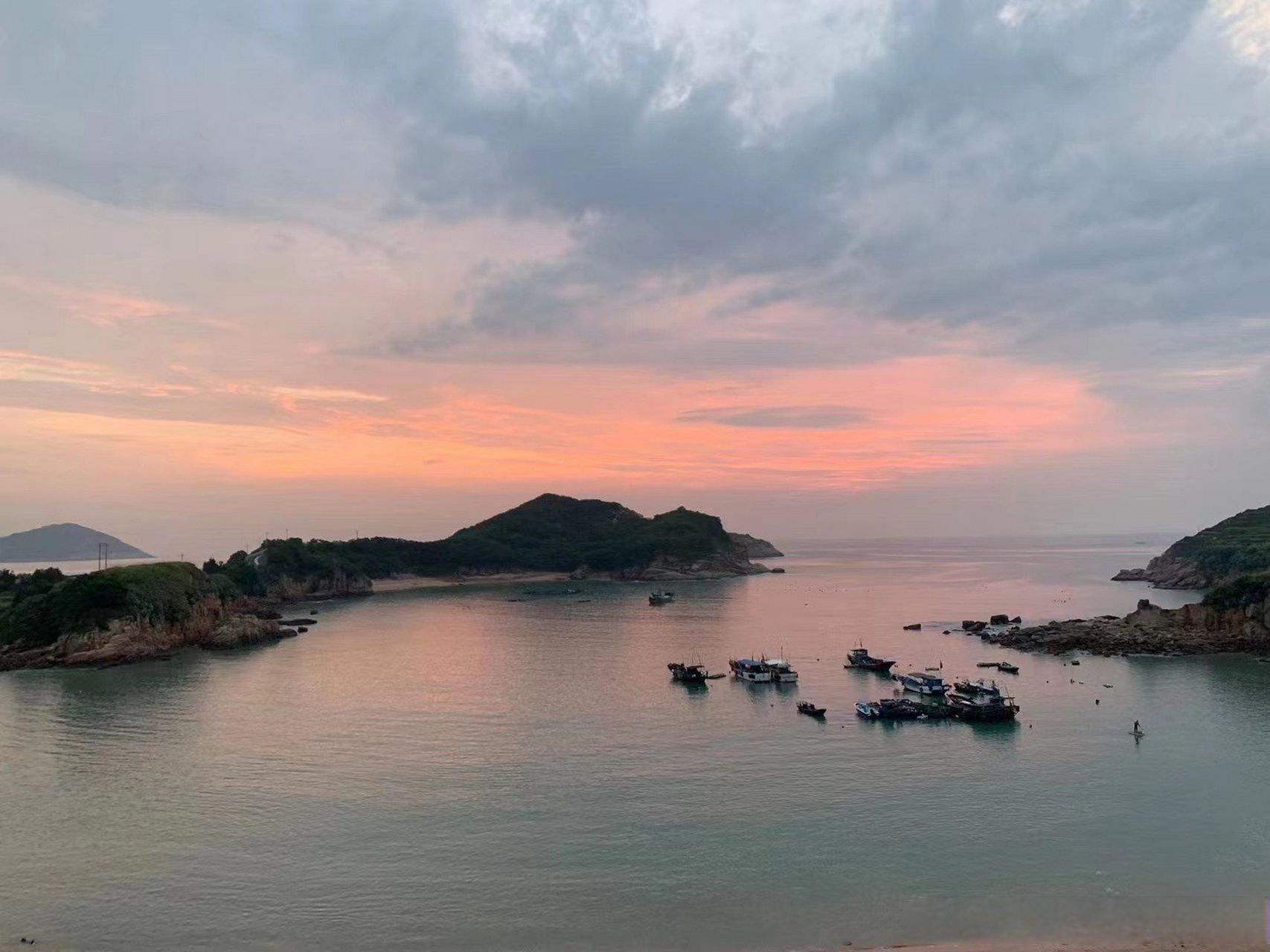 日出東方,今天又早起,好歹看到了半個太陽,寧靜的港灣.