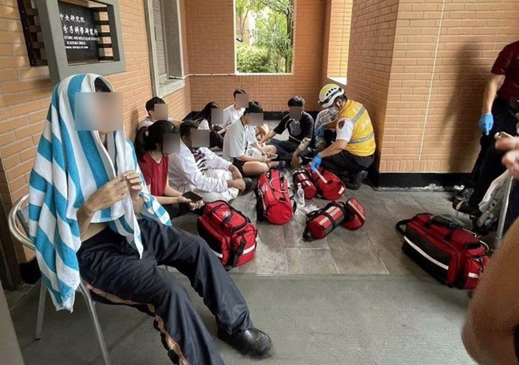 【#台湾大学化工系实验室爆炸起火# 多名学生受伤9人送医】据台媒报道