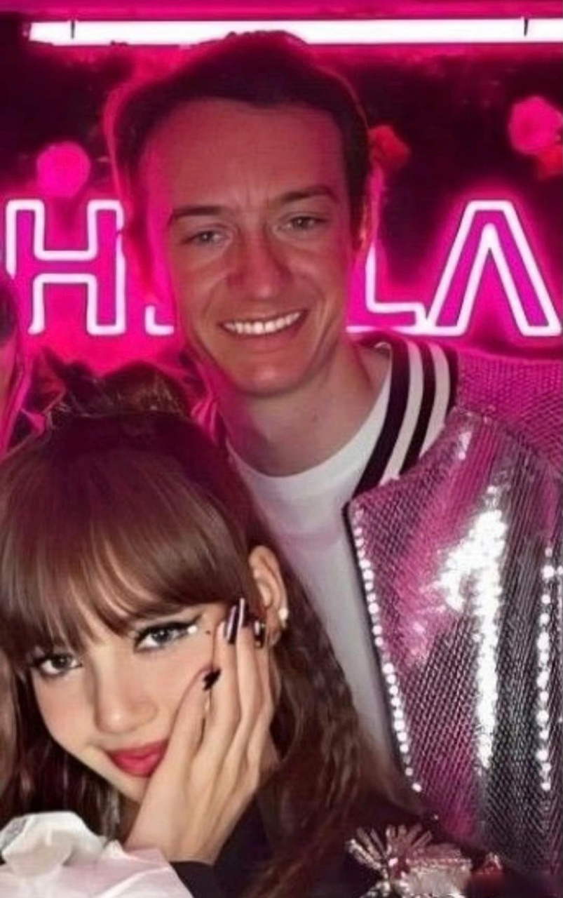 男方更新带有lisa字样的手机壳 3.