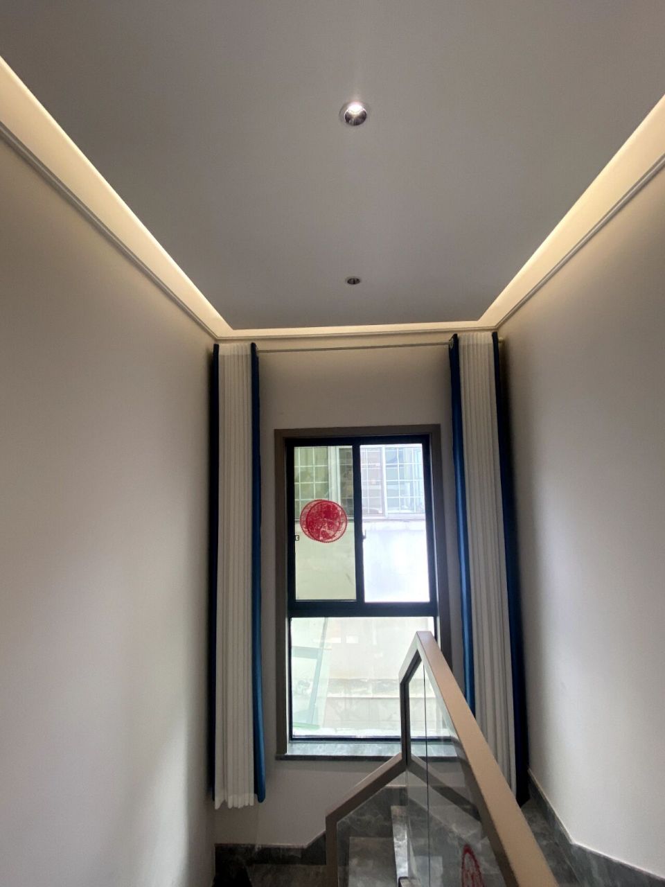 可以参考悬浮吊顶的效果~悬浮吊顶简洁大气,比起普通吊顶更加轻盈,也