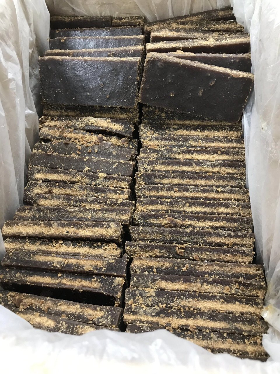 很多人不认识这种黑乎乎的糖是甘蔗老红糖 广西正宗甘蔗老红糖 甘蔗香