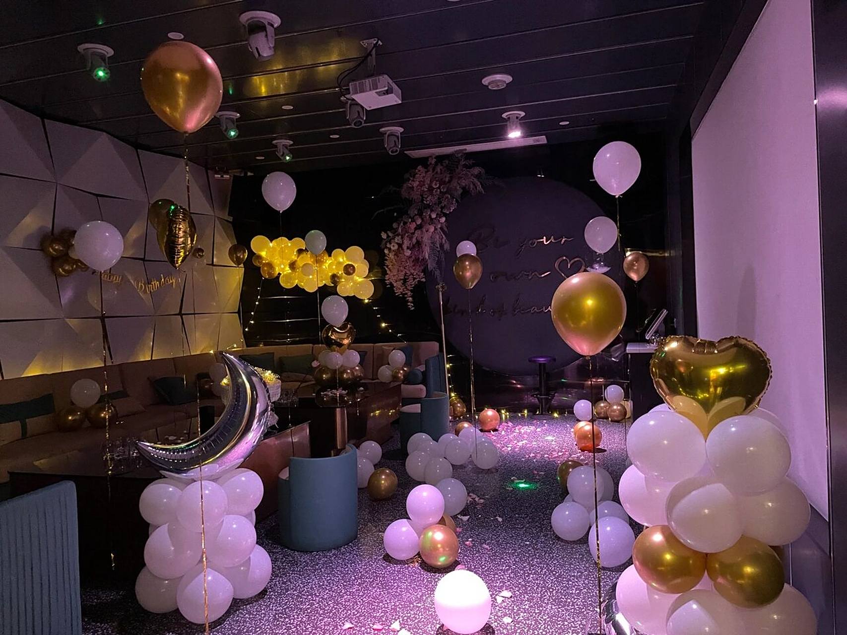 女朋友生日ktv包厢布置小预算合肥 六安霍邱 白金色系随意搭配