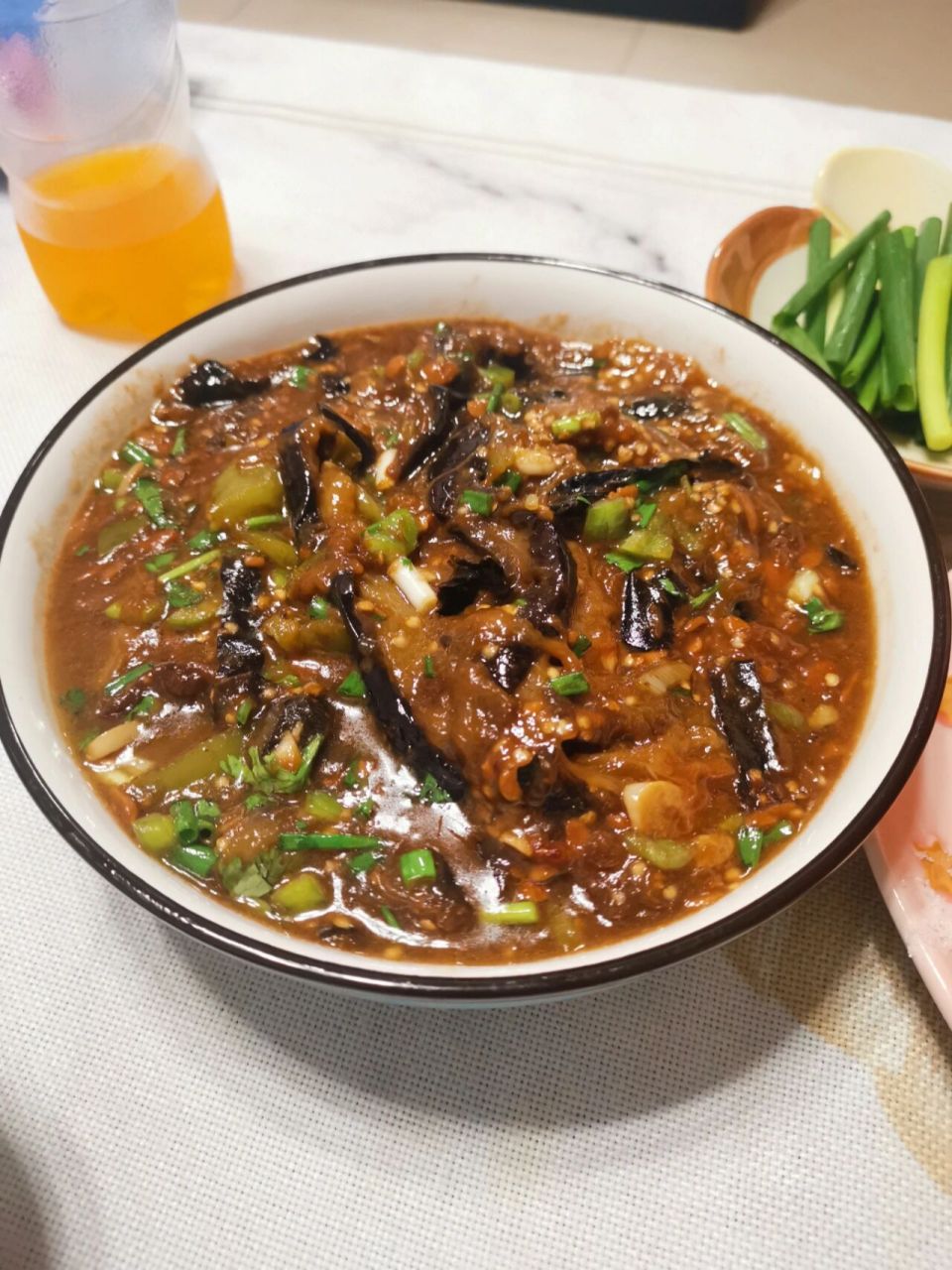 东北家常 酱茄子  材料:长茄子 豆瓣酱 葱 蒜 香菜 尖椒 食用油 做法