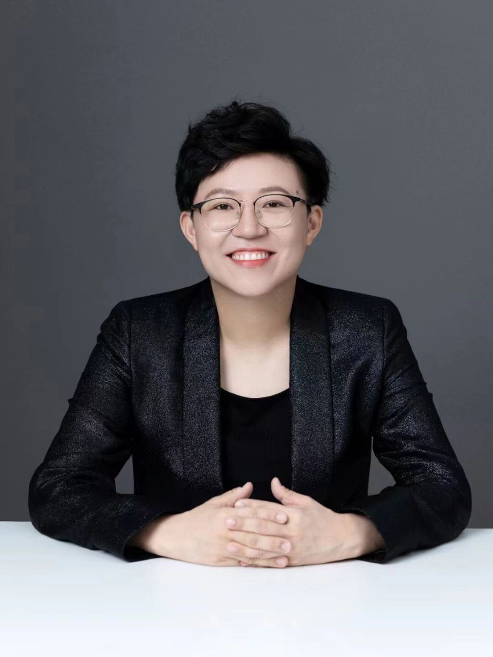 新商业架构师张琦老师的职业形象照 一张好的形象照,带来的作用不言而