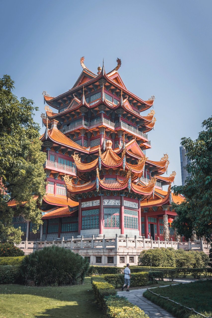 "我镜头下的西禅古寺." "荔树四朝传宋代,钟声千古响唐音.