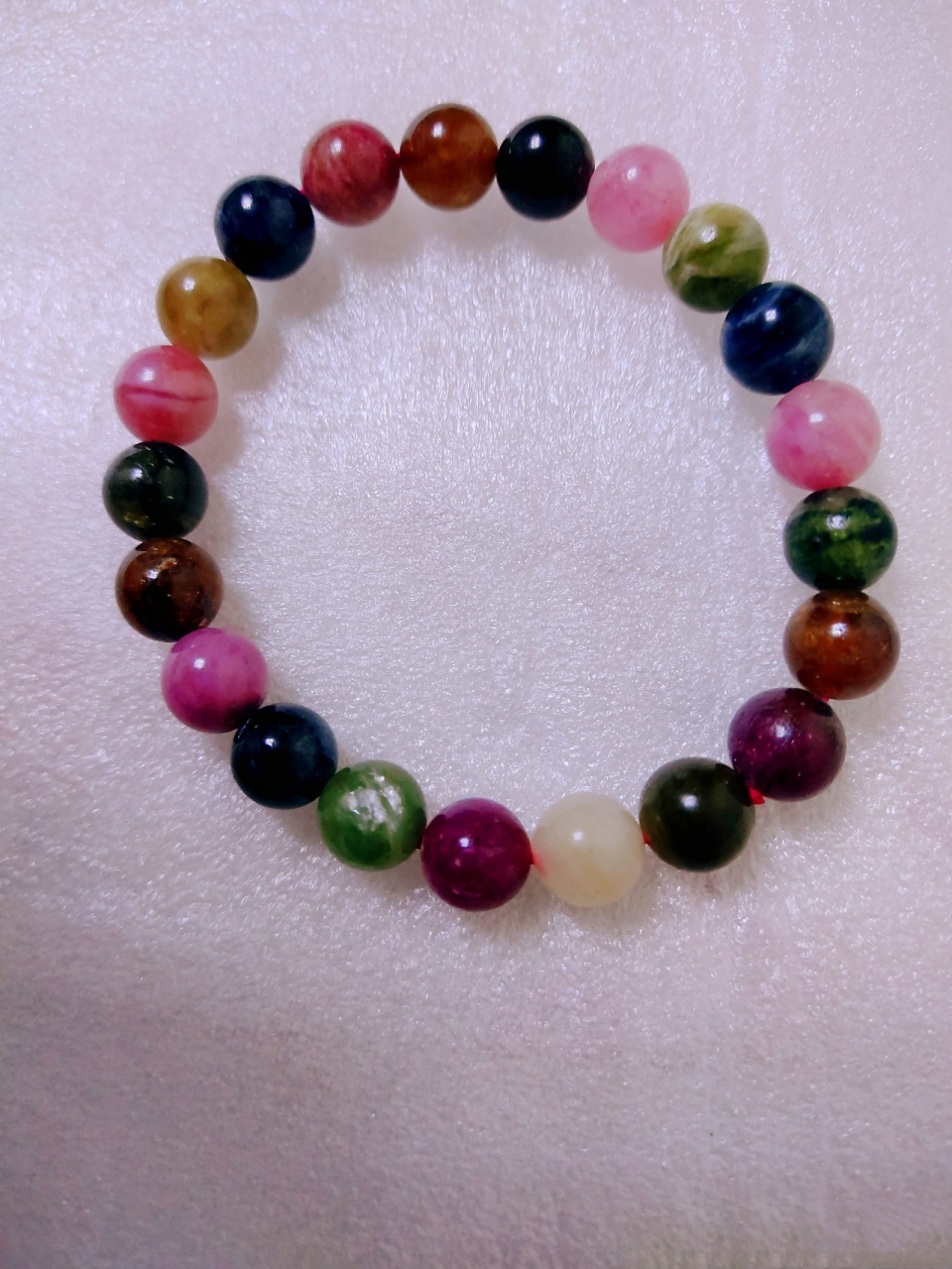 碧玺的风水意义 碧玺的功效与作用有以下三点: 1,碧玺能畅通人体经络