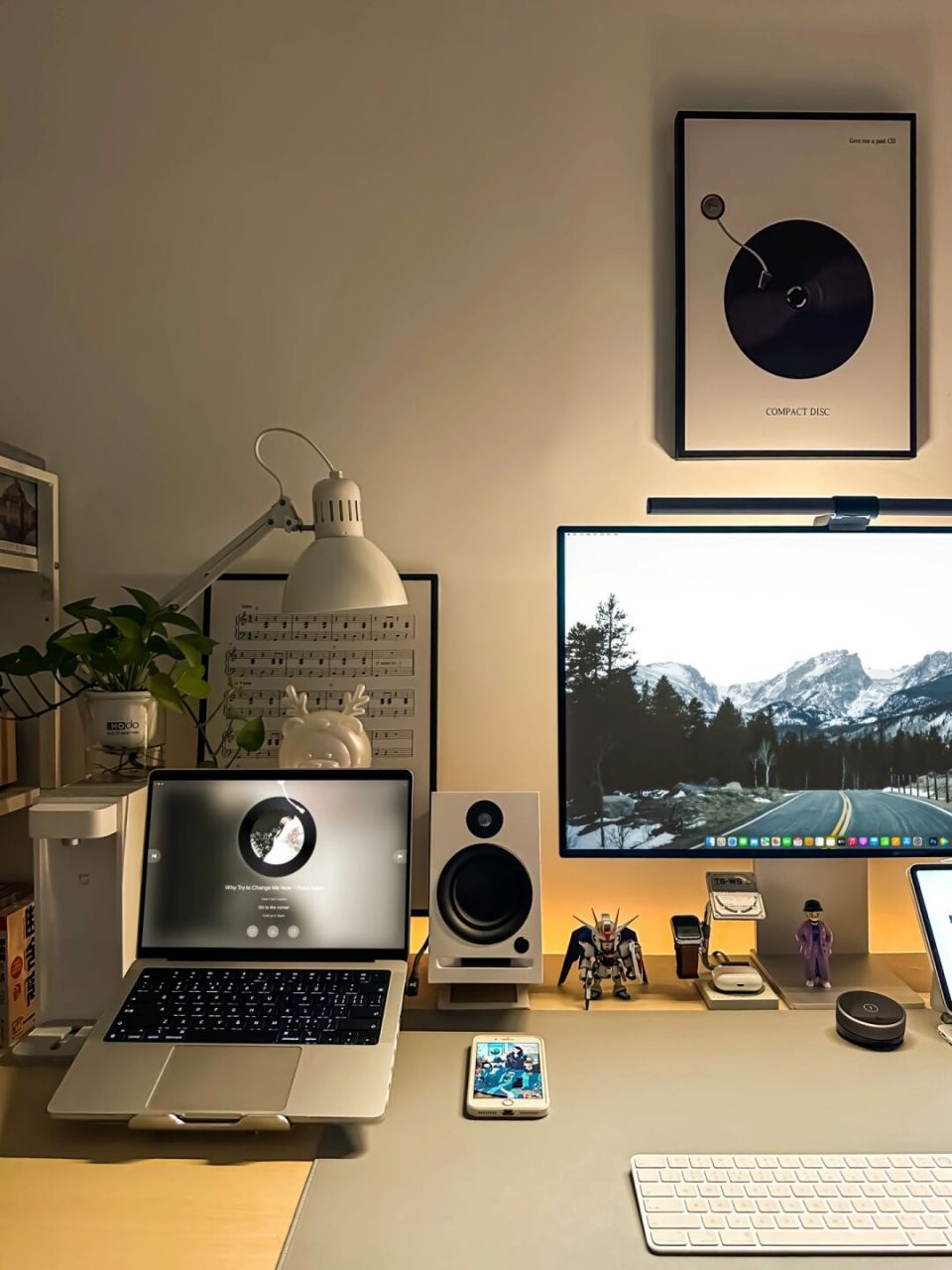 居家办公已是一种常态,一种生活方式,简洁的书桌可以让我们更好的沉浸