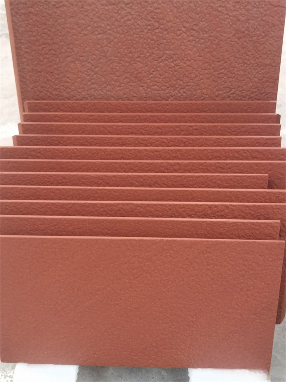 红砂岩是一种富含氧化铁的沉积岩,主要由砂粒和氧化铁颗粒组成,呈现出