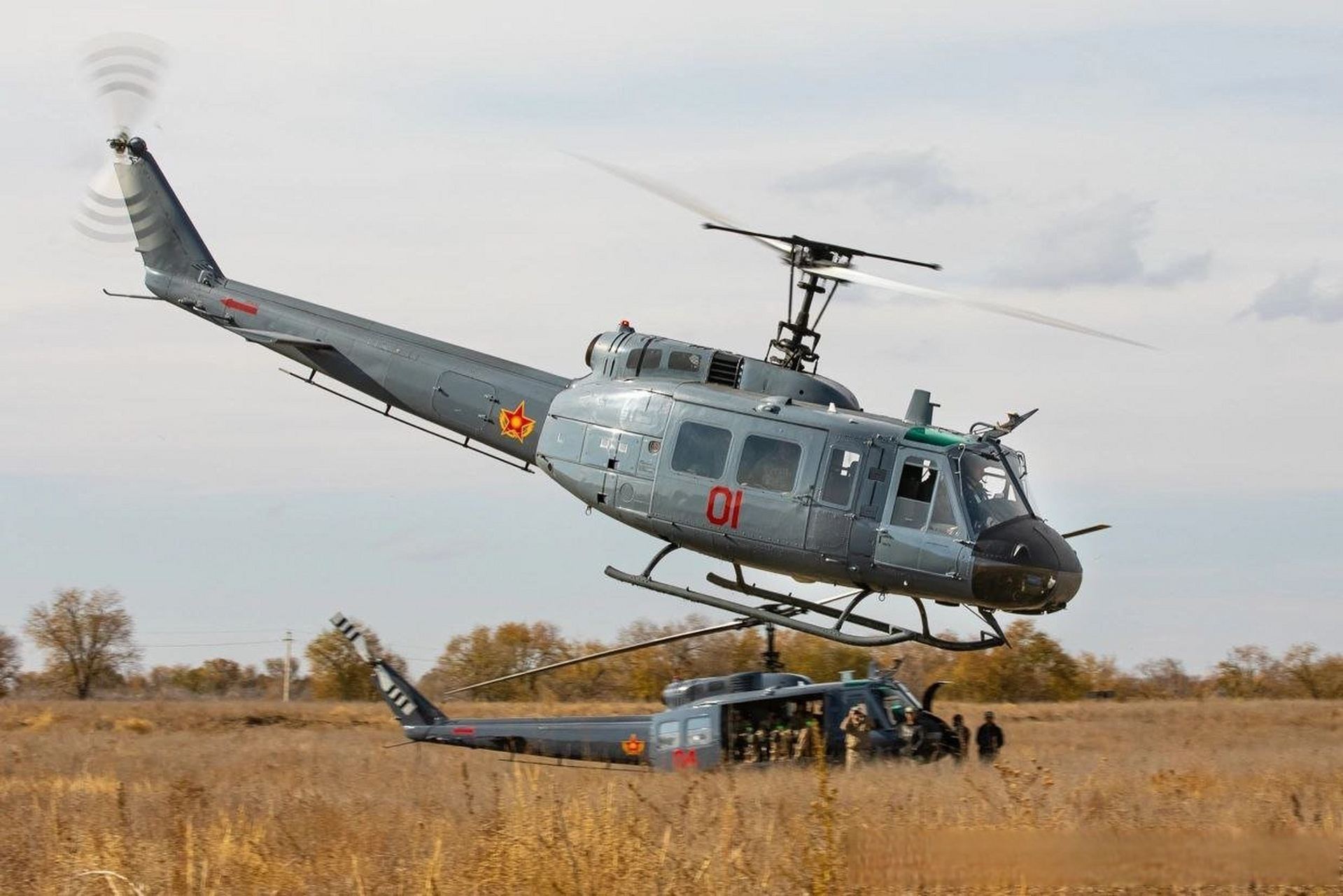 UH-1H型“休伊”运输机图片