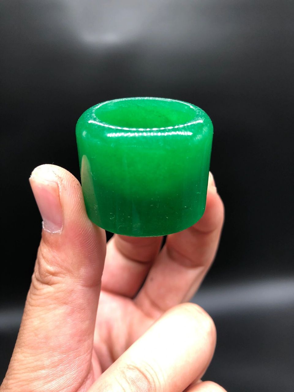 帝王绿老翡翠扳指 满绿满色 无裂 低价出售 帝王绿翡翠扳指一个 乡下