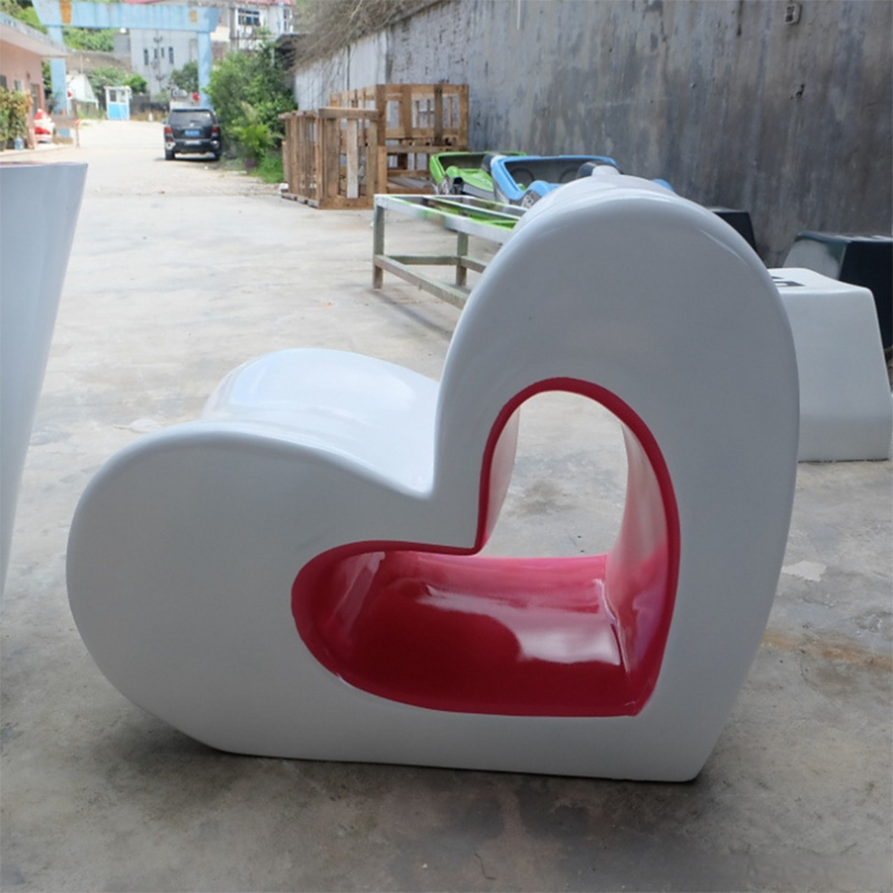 爱心# #心形# #玻璃钢爱心雕塑# 玻璃钢爱心雕塑以流动线条的铁艺