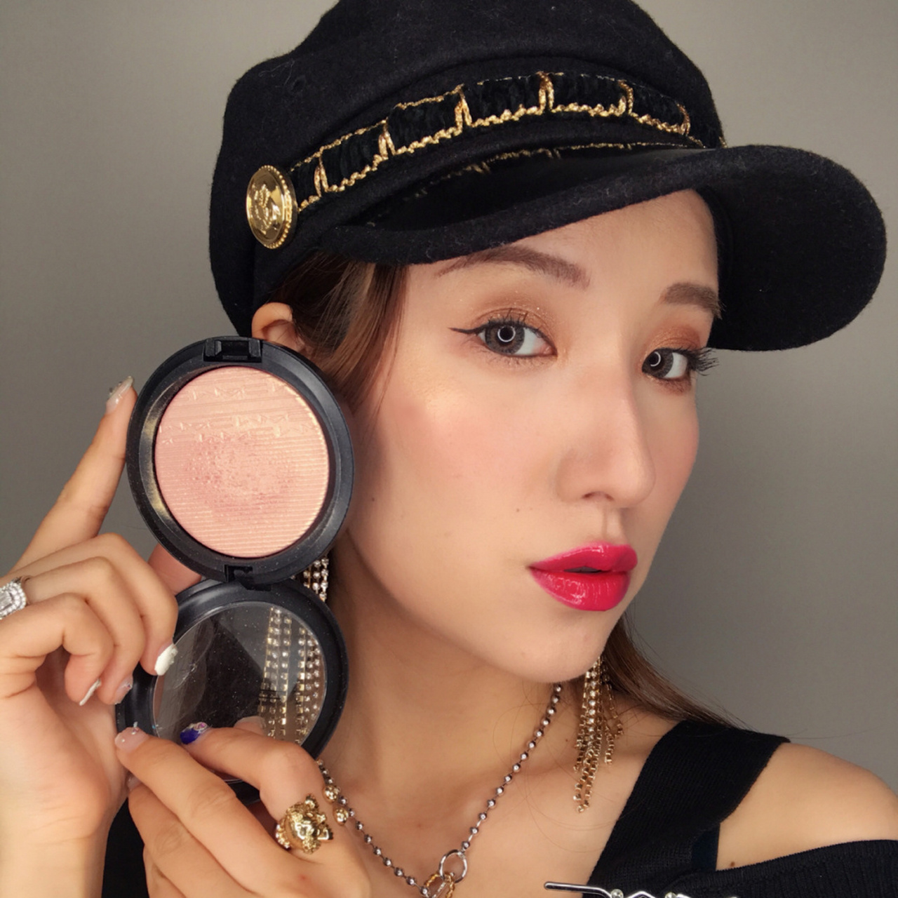 高光:beaming blush. 腮红:sweet enough. 口红棒棒糖:vernishly red.