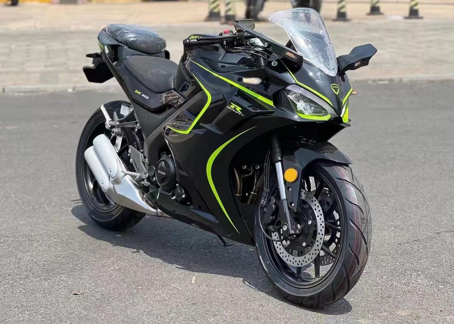 上海建设dk400 建设自主研发400双缸水冷发动机,最大马力31,最高时速