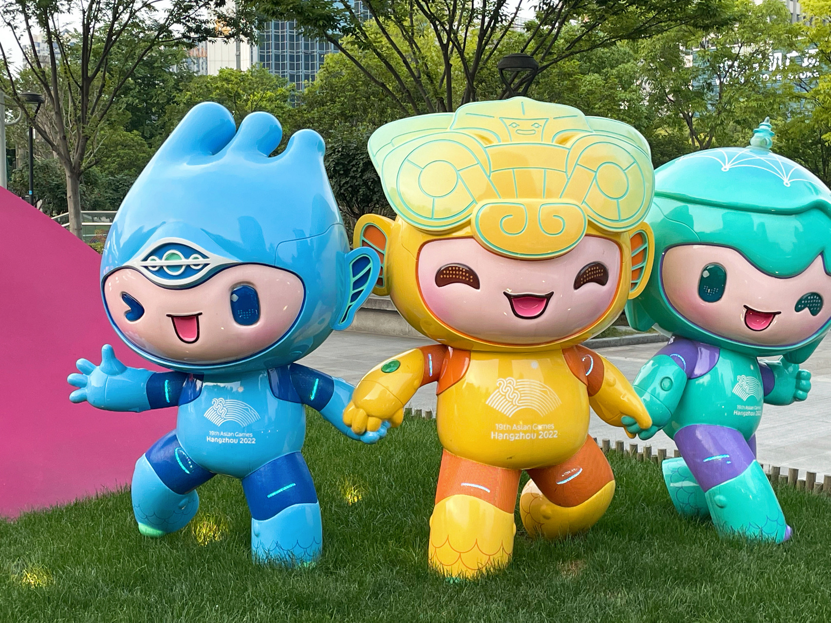 杭州亚运会吉祥物"江南忆" "宸宸"以机器人的造型代表世界遗产京杭大