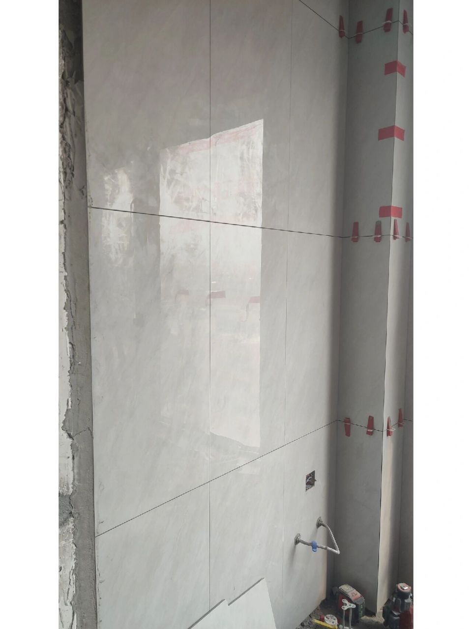 阳台40x80的瓷砖上墙,竖铺效果不错,没有