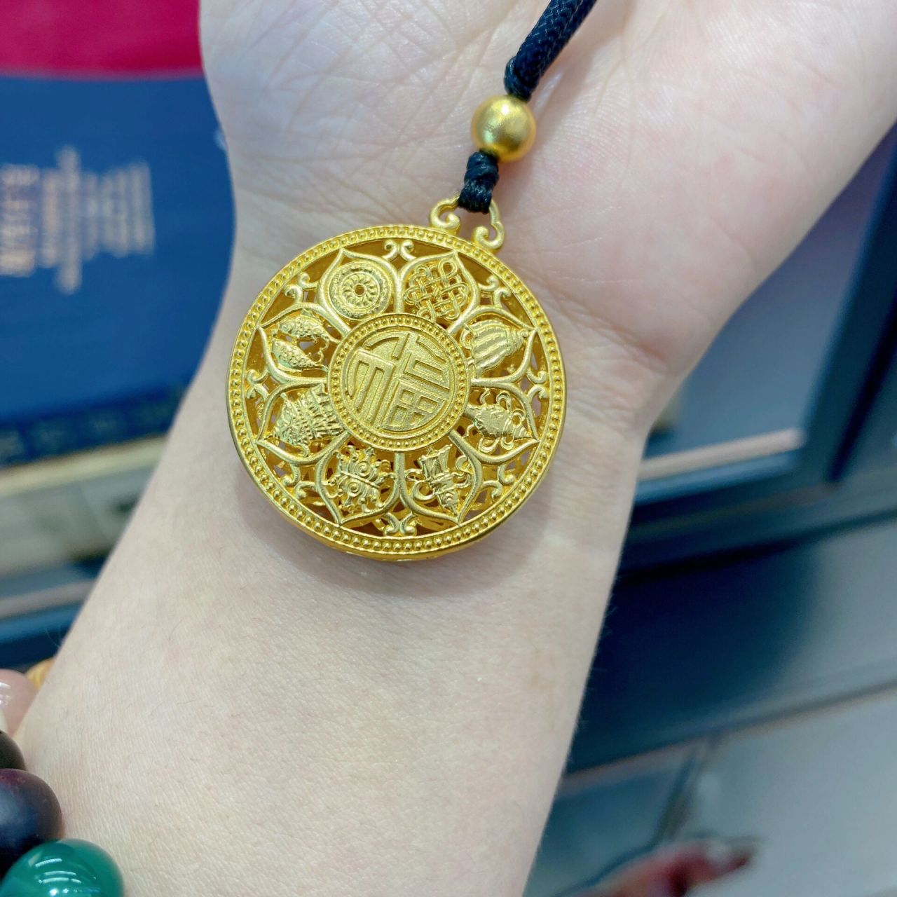 被描绘成八种图案纹饰作为佛教艺术的装饰.