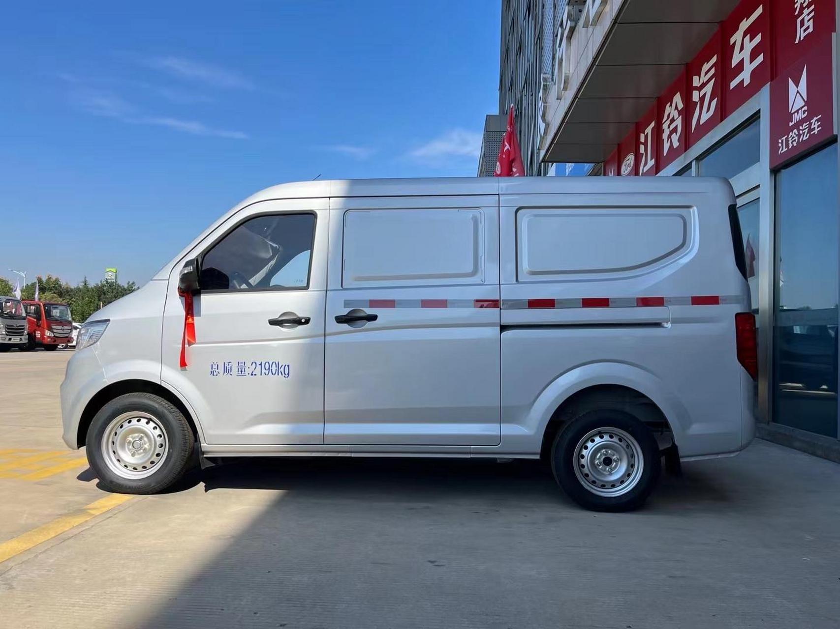 长安汽车跨越星v3 货厢内径尺寸:2.4米*1.53*1.