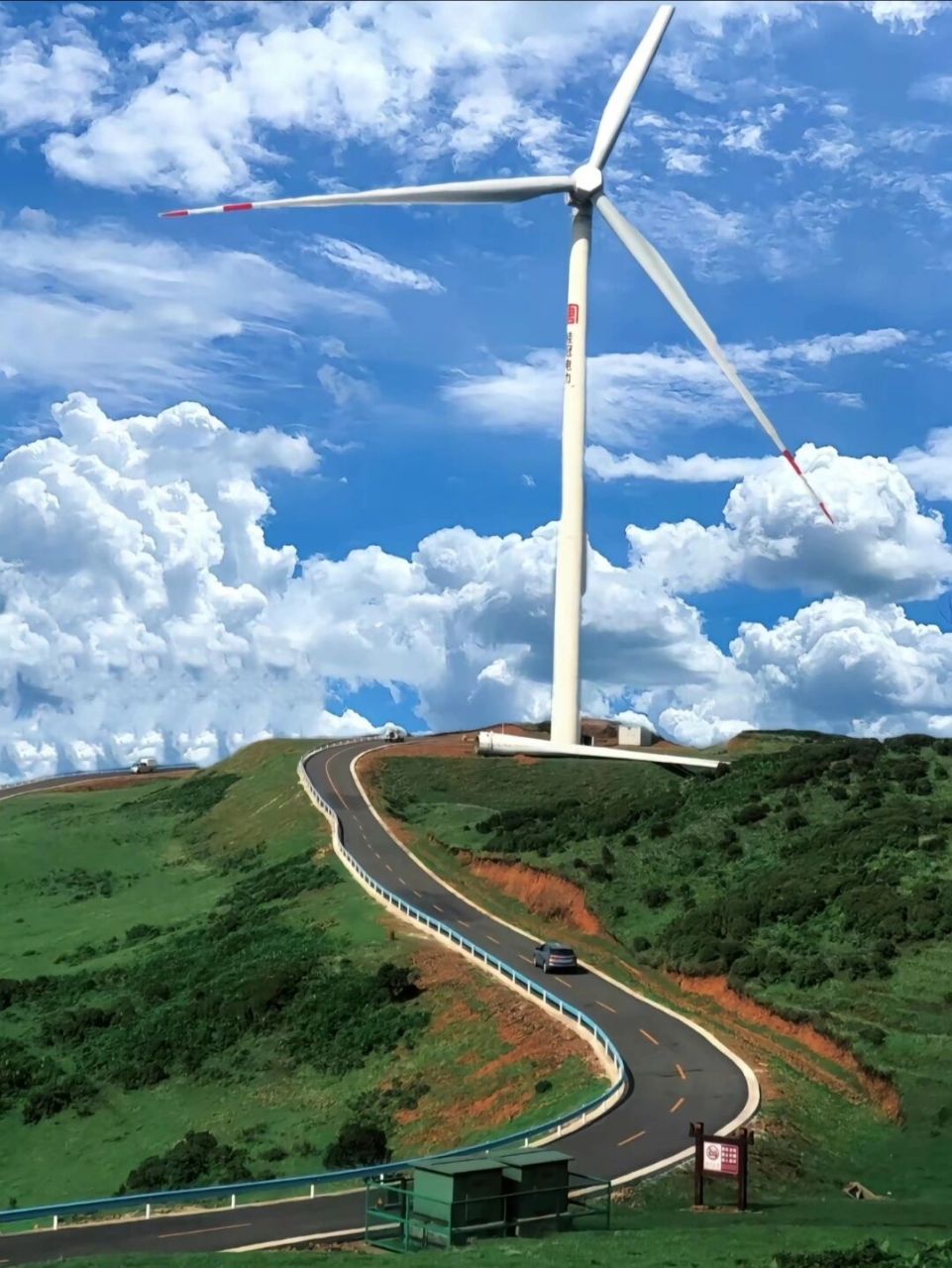 乌蒙大草原﹣﹣贵州省六盘水市盘州市乌蒙镇与 门票15元/人,老人小孩