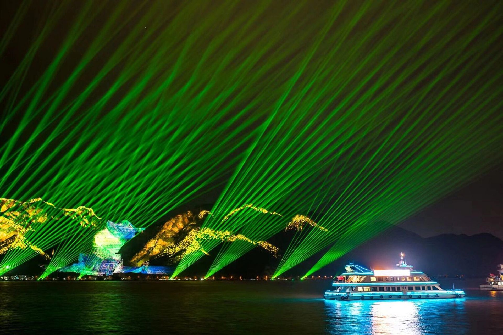 夜游瓯江的航程约20公里,其重头戏是山体灯光秀93,观赏瓯江夜景91