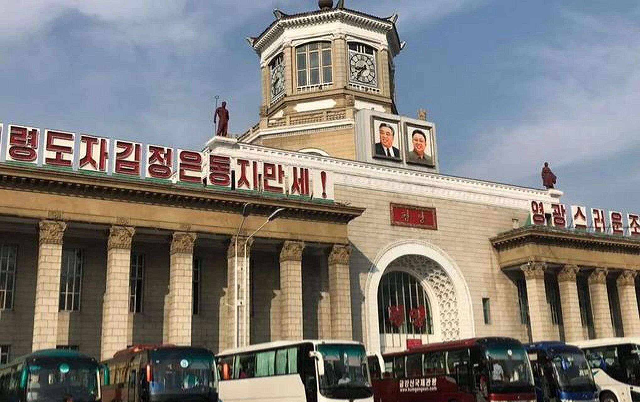 2023年1月8号珲春市圈河口岸正在办理去朝鲜的各种手续,朝鲜开放指日