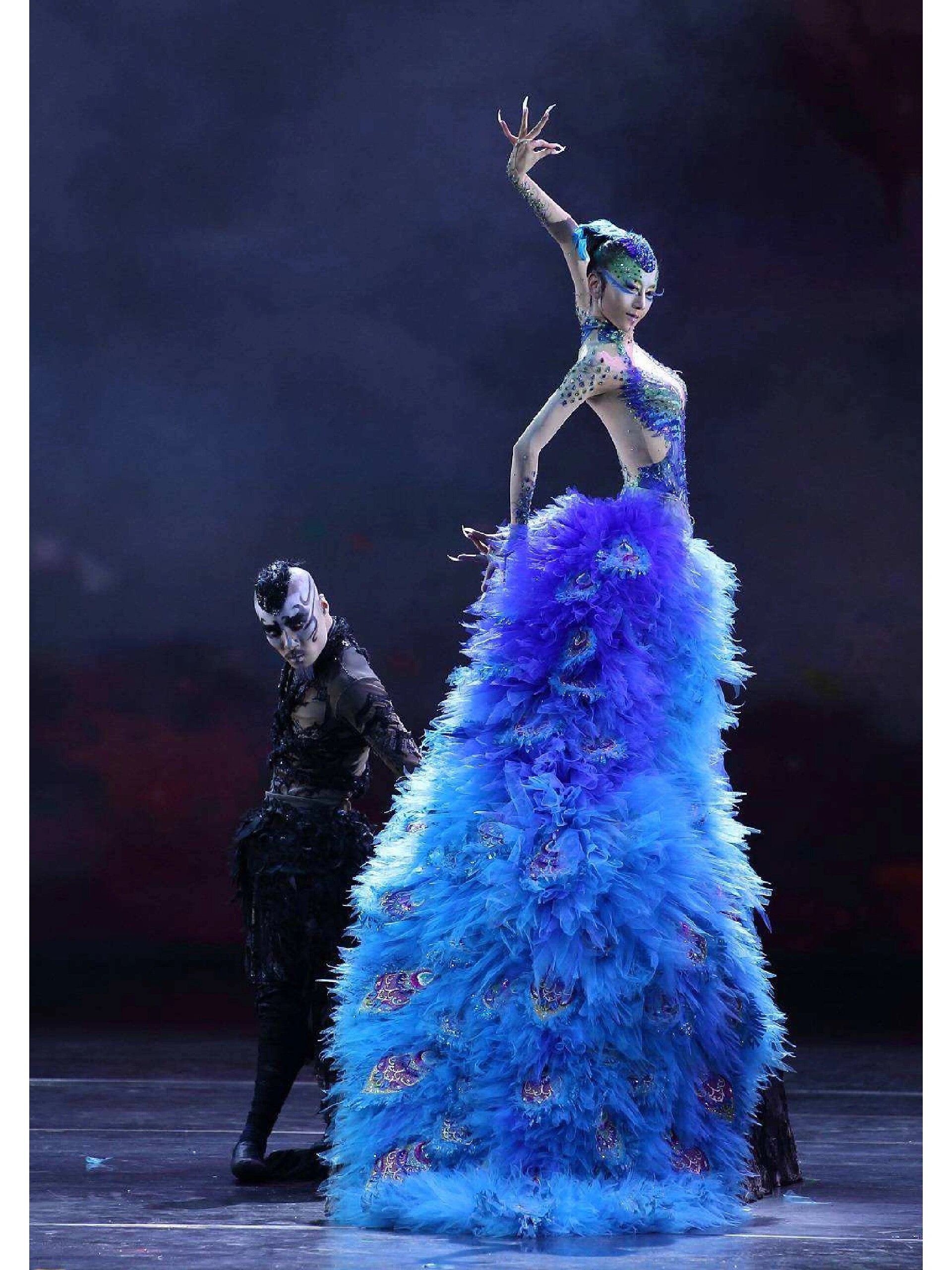 杨丽萍还在歌舞团时,与一位舞蹈演员相恋,二人感情一直很好,并于1988