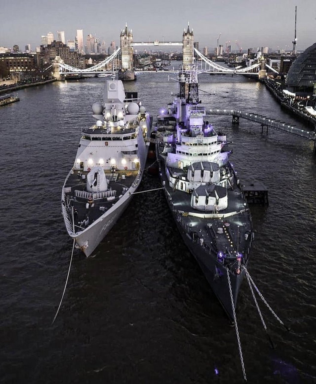 趣聊军事圈# #微博公开课# 贝尔法斯特号轻巡洋舰与七省联盟号护卫舰