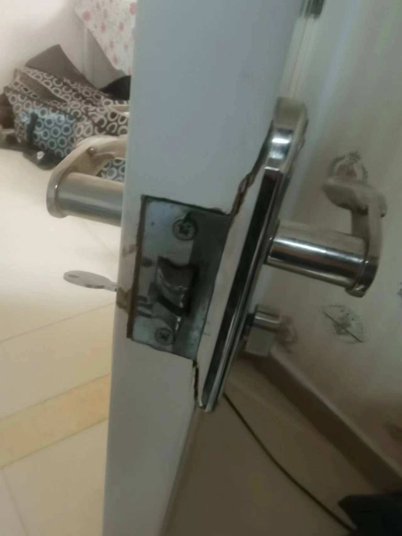 木门门锁位置坏了,有什么好的方法维修吗? 如题