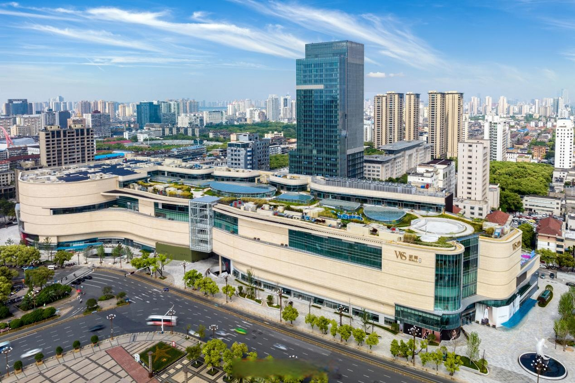 武商mall今日正式开业】4月28日,在南昌地标性商圈的八一广场,江西