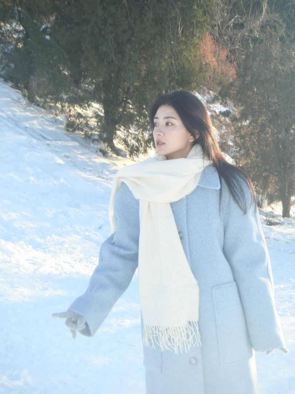 上流爱豆给你说早安# #梁洁初雪微醺妆#  梁洁真的好会拍,初雪温劝鬃