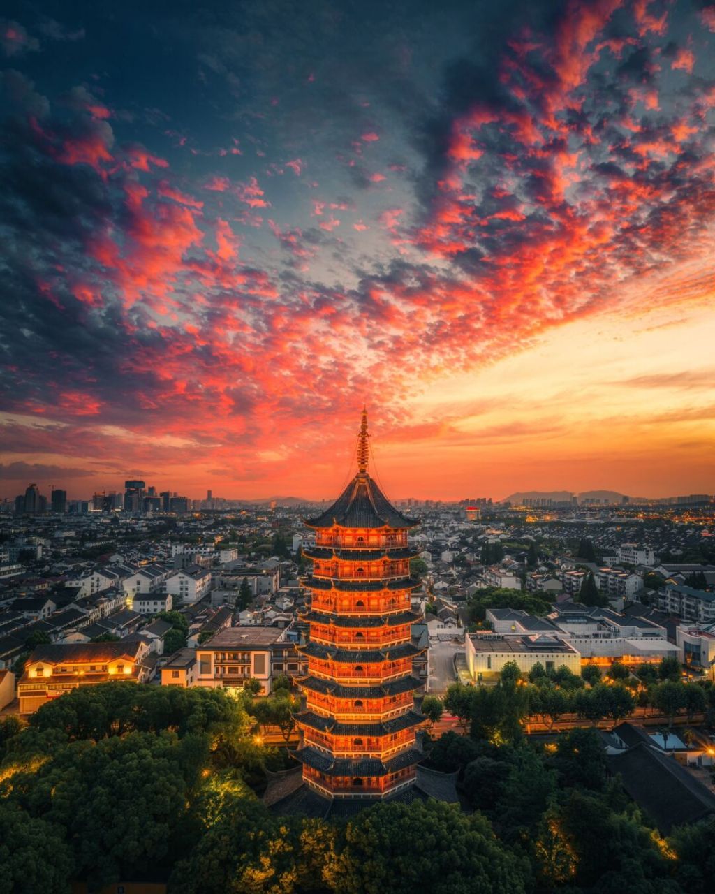 比如寒山寺 但在市区那最有名的当属北塔报恩寺了 这是苏州历史最悠久