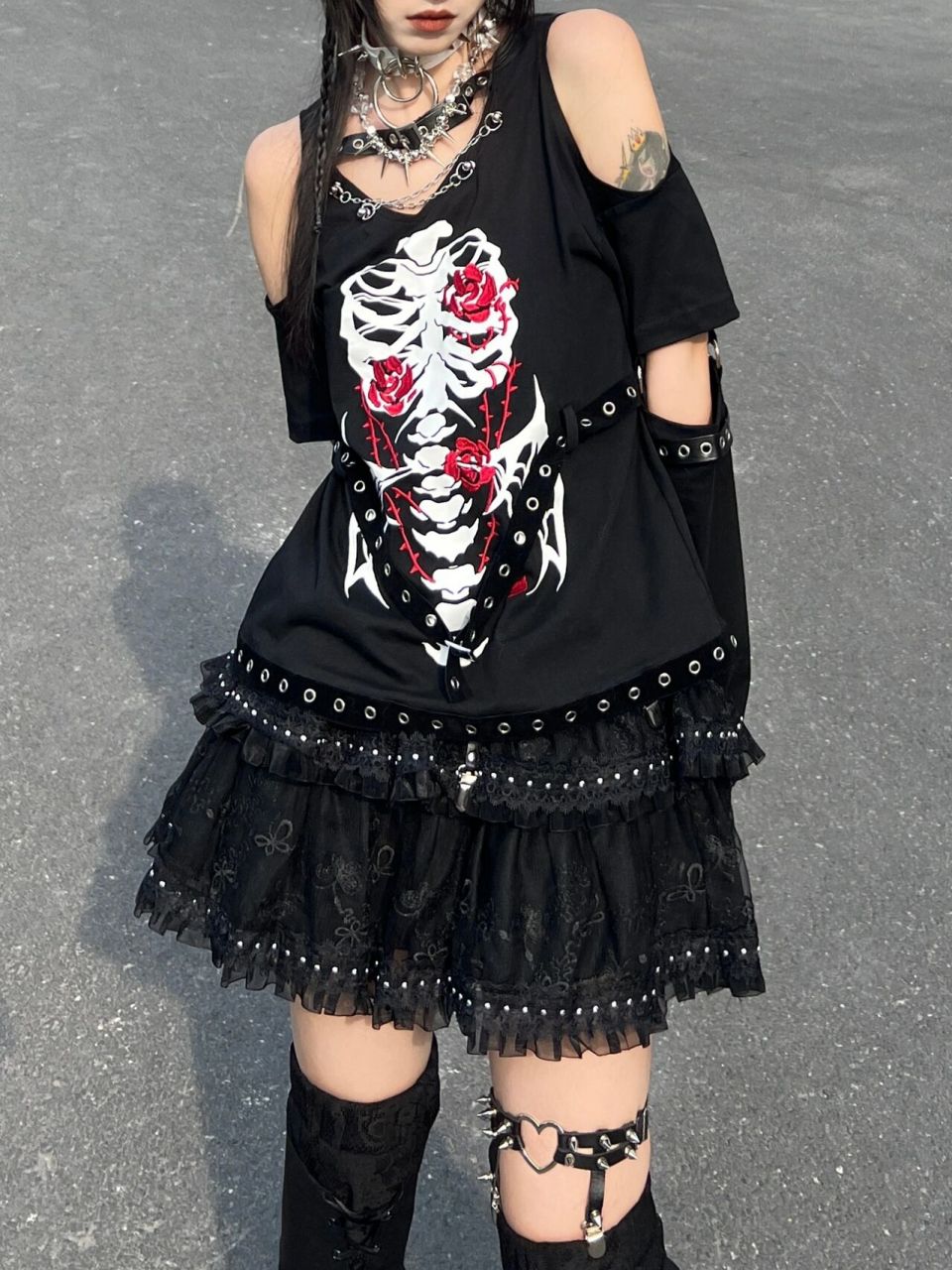 7415第一套老朋克人了 很拽很亚 有地下摇滚乐队主唱的感觉 带点