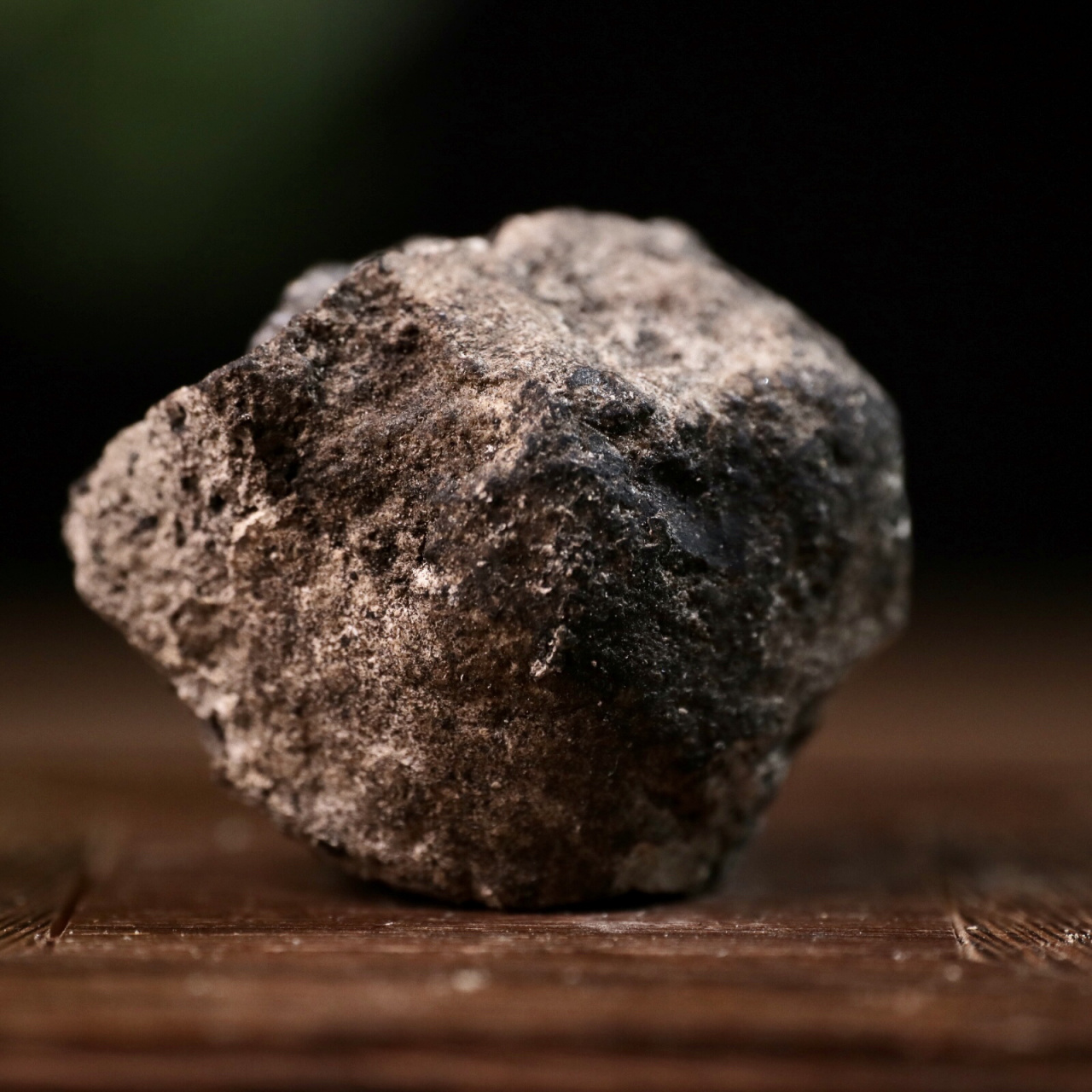 香材·龙涎香的真假分辨 龙涎香,从古至今都有一层神秘的色彩,在众多