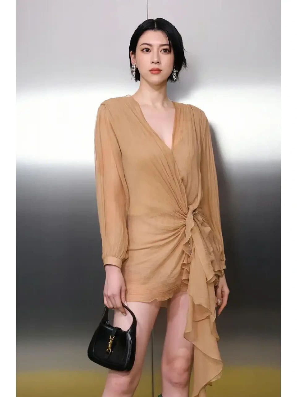 三吉彩花穿香槟纱裙,170身高比例太迷人 三吉彩花天使面孔魔鬼身材,穿