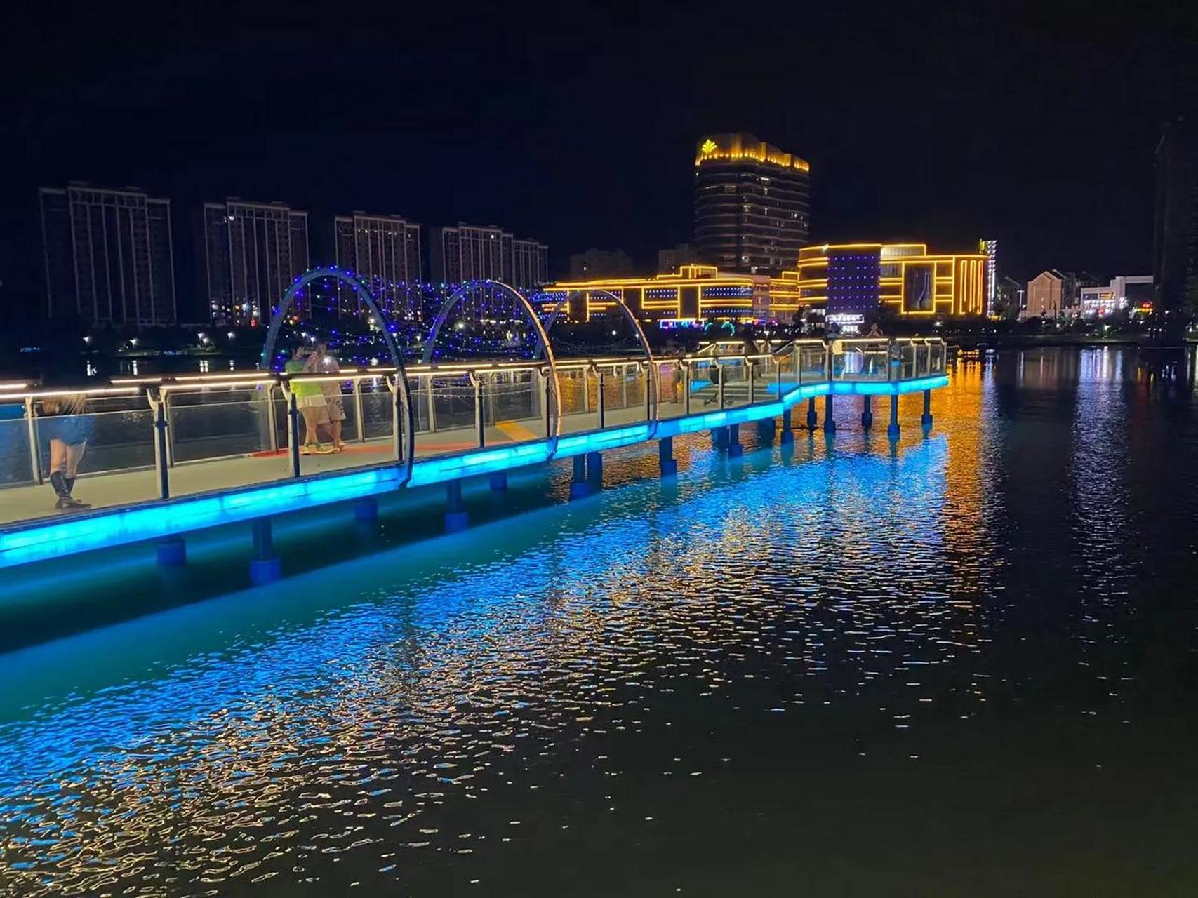 鹰潭市余江区金怡广场的夜景可谓是美得不要不要的!