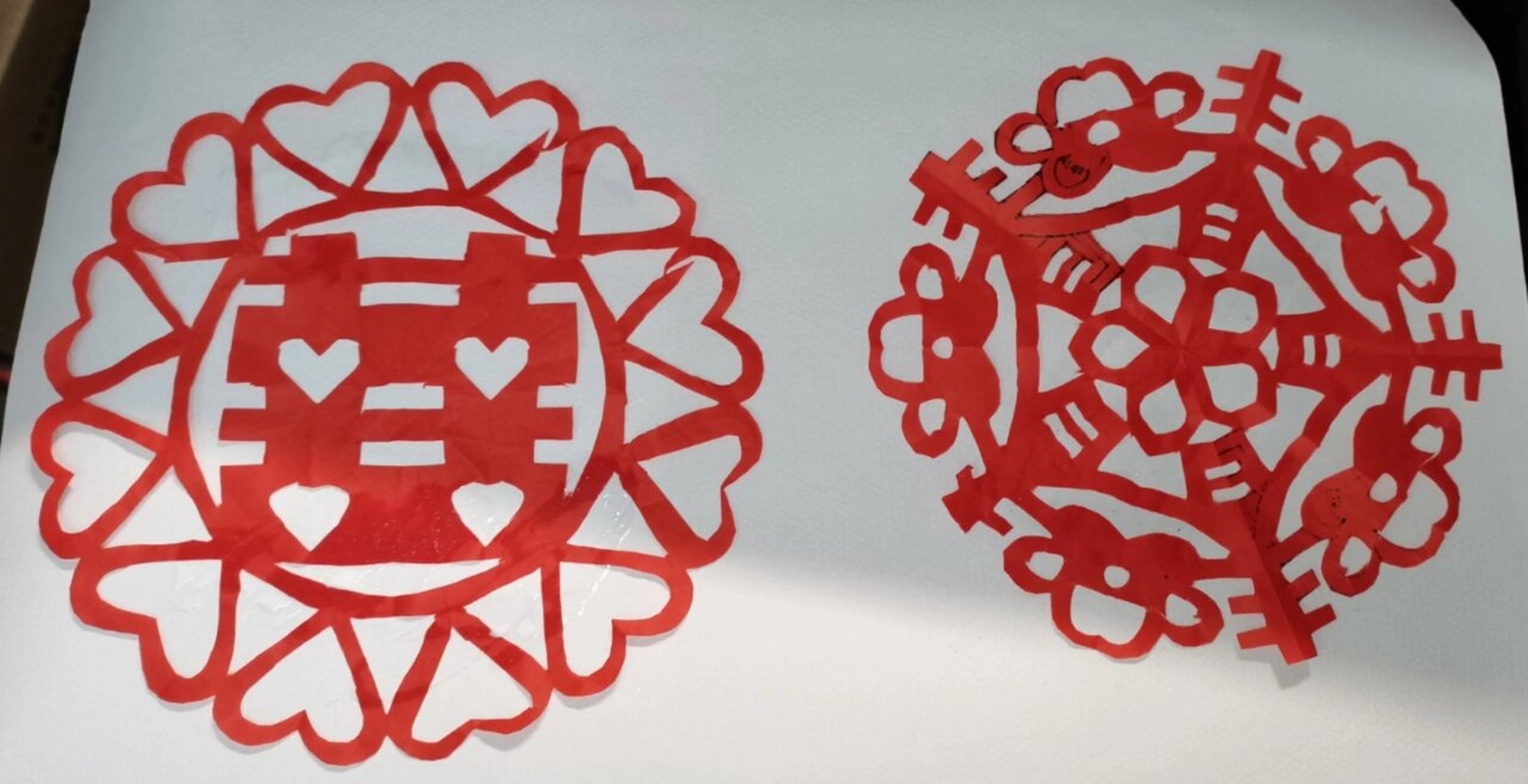 纸浮雕看似很简单,实则耗费时间特别多,图二为班级作品,第一次纸浮雕