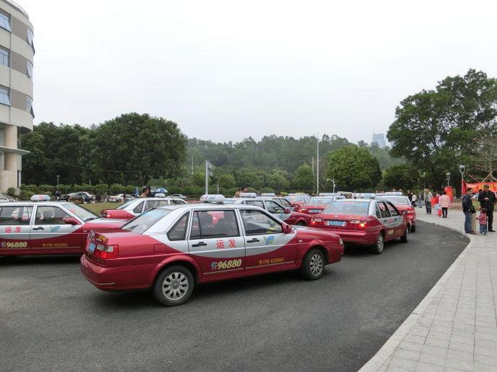 那时红色的士10元起步全深圳都能跑,绿色的士6元起步只能跑关外!