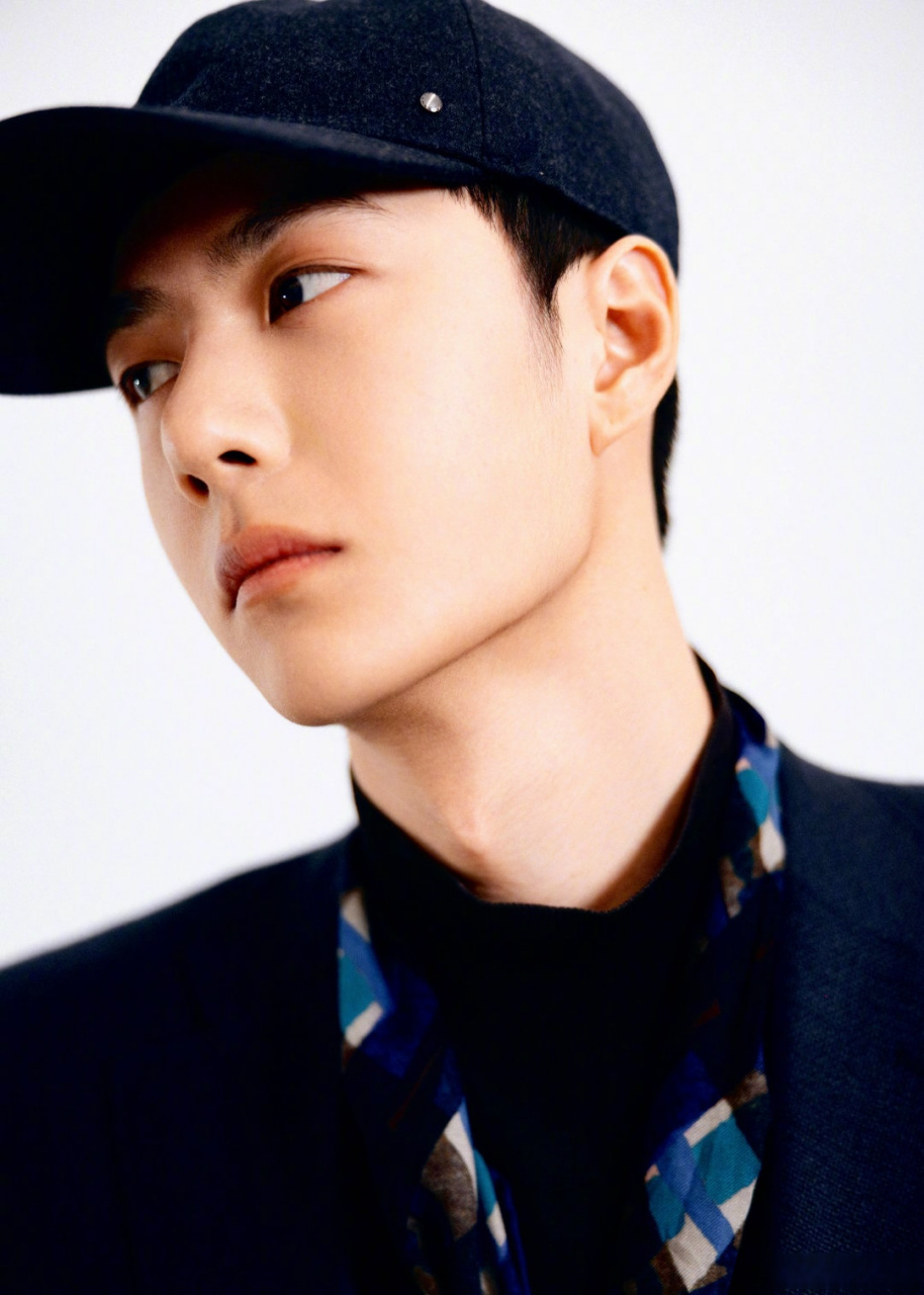 王一博今天也很酷#uniq-王一博02棒球帽造型主打一个随性松弛但