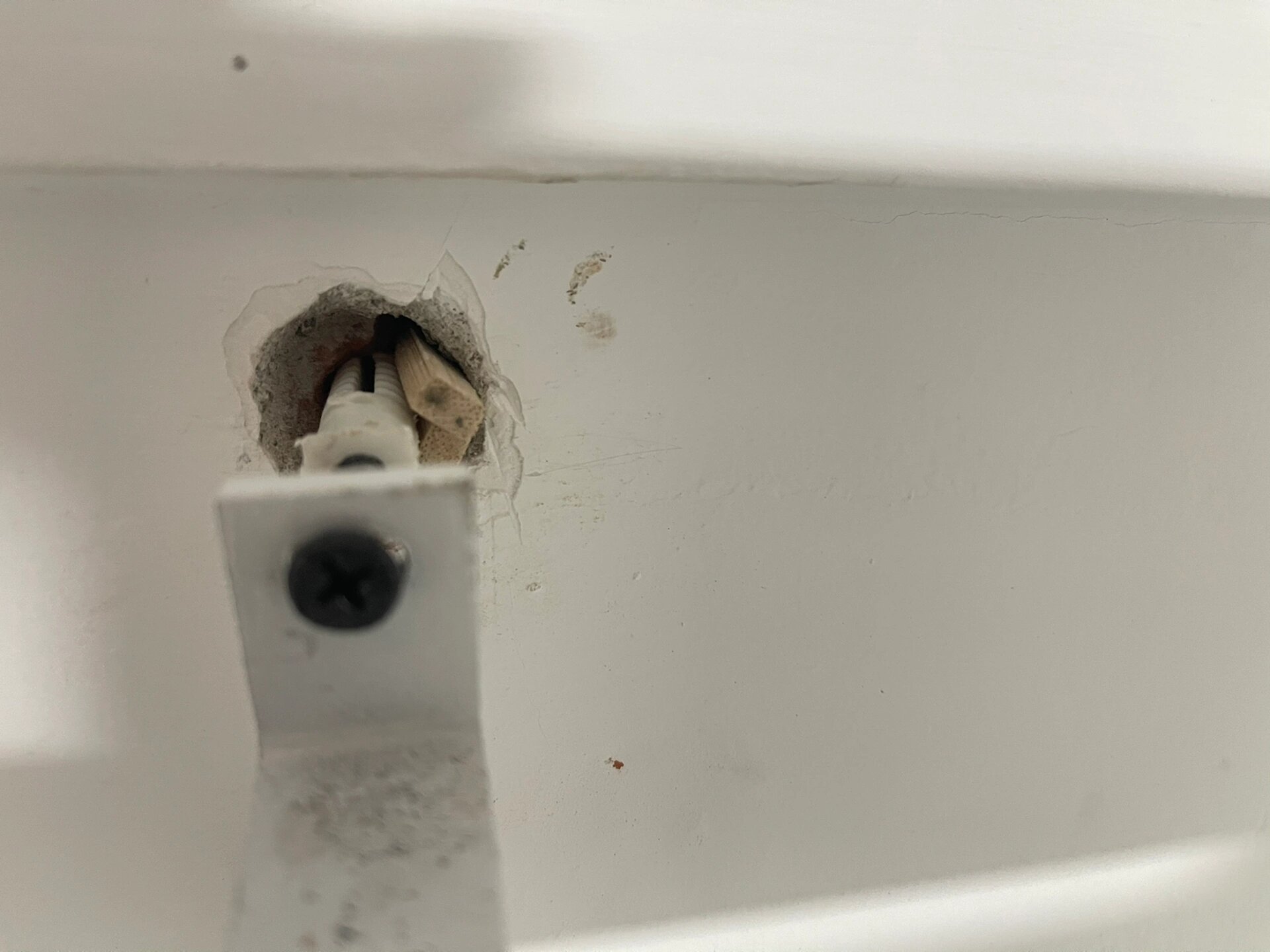 窗帘安装时师傅把孔打超大,螺丝固定不了