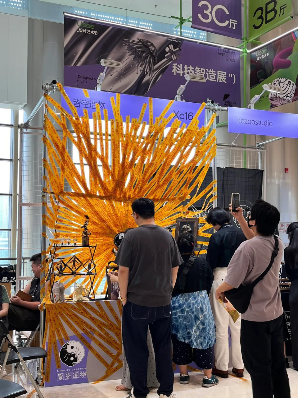 u设计周上这个展台看起来像卫龙辣条