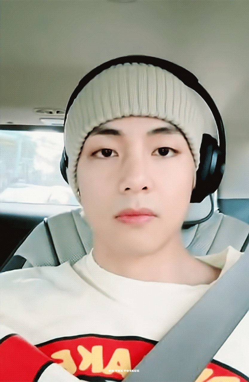 金泰亨直播穿了jennie联名款选择jennie联名款帽子,简直就是要成为了