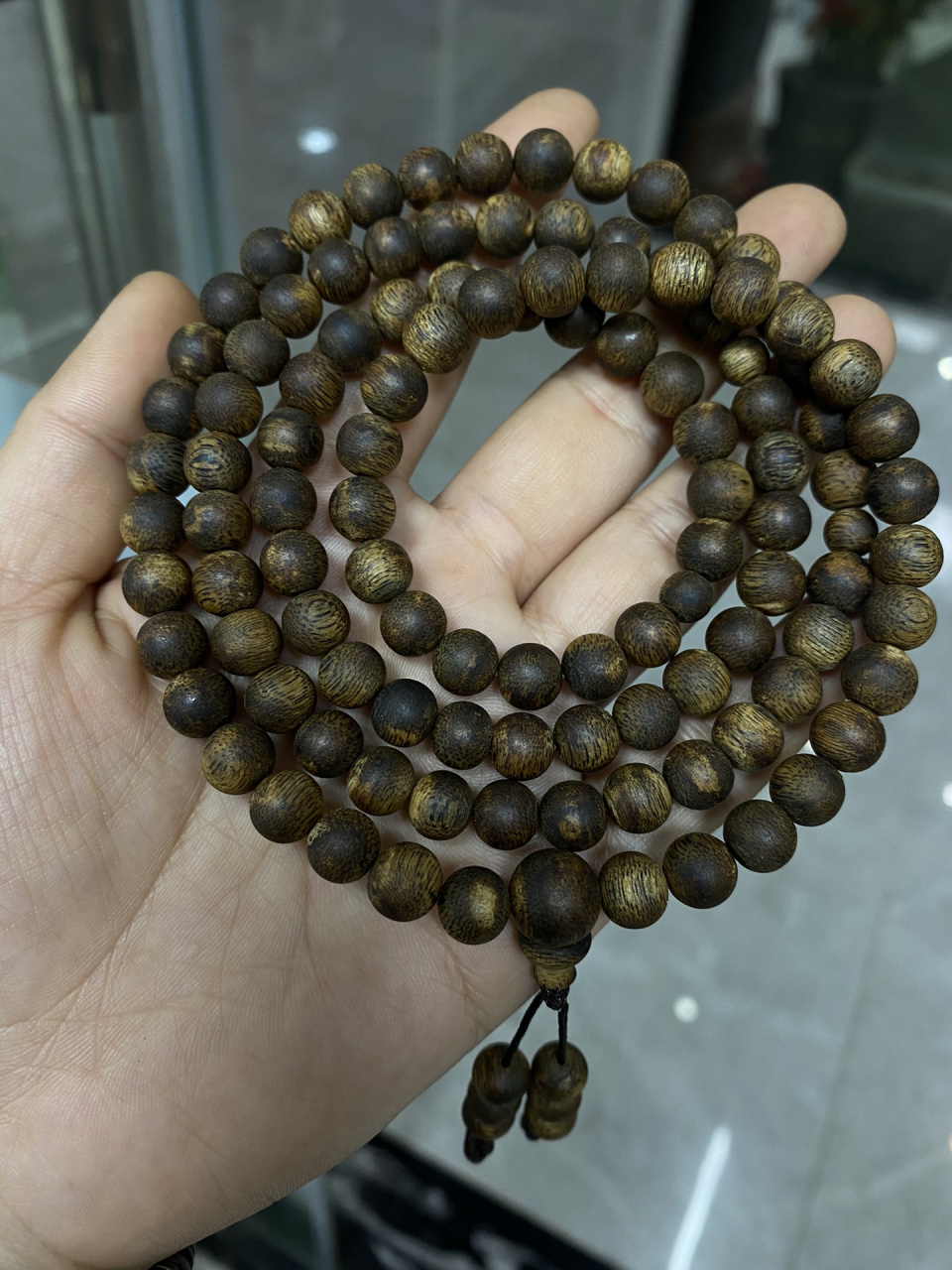 奇楠沉香中的王者品种——金沙叶!  标准0.8念珠,重26.