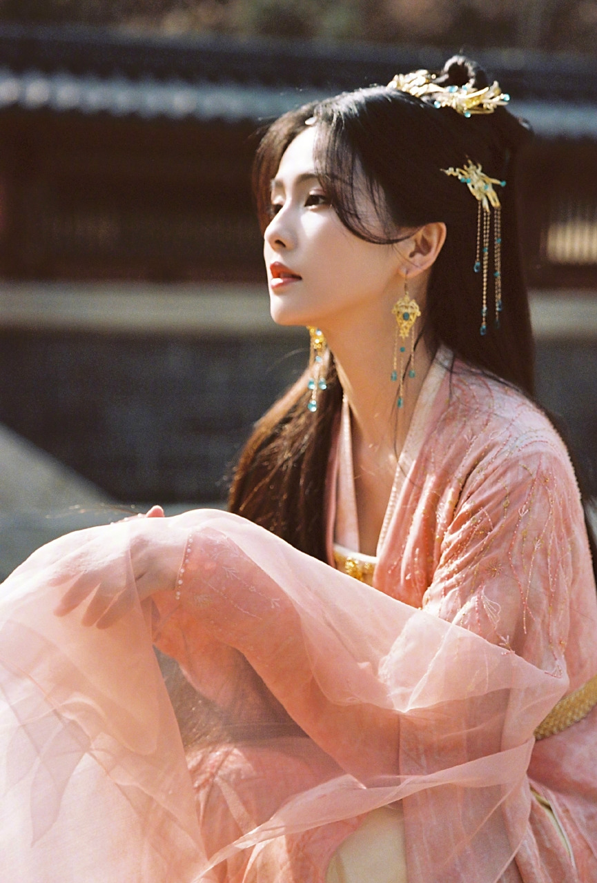 白鹿阳光下的叶夕雾,粉色古风写真图集