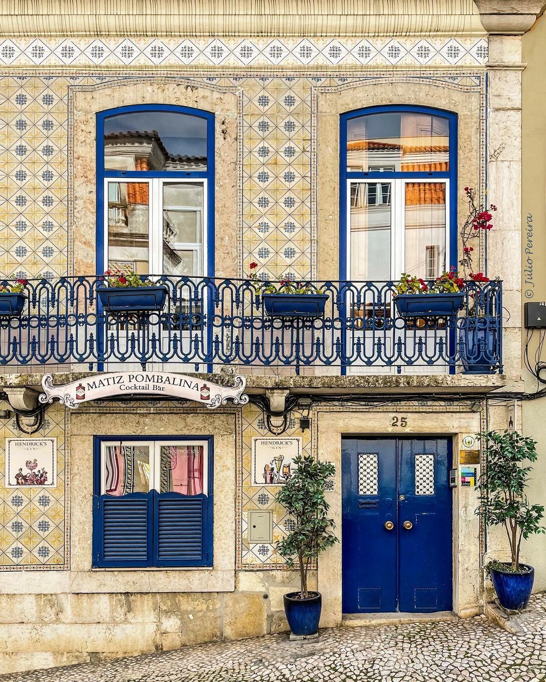 着精致与多样的色彩,受到不同文化影响杂糅变成了具有特色的葡式建筑