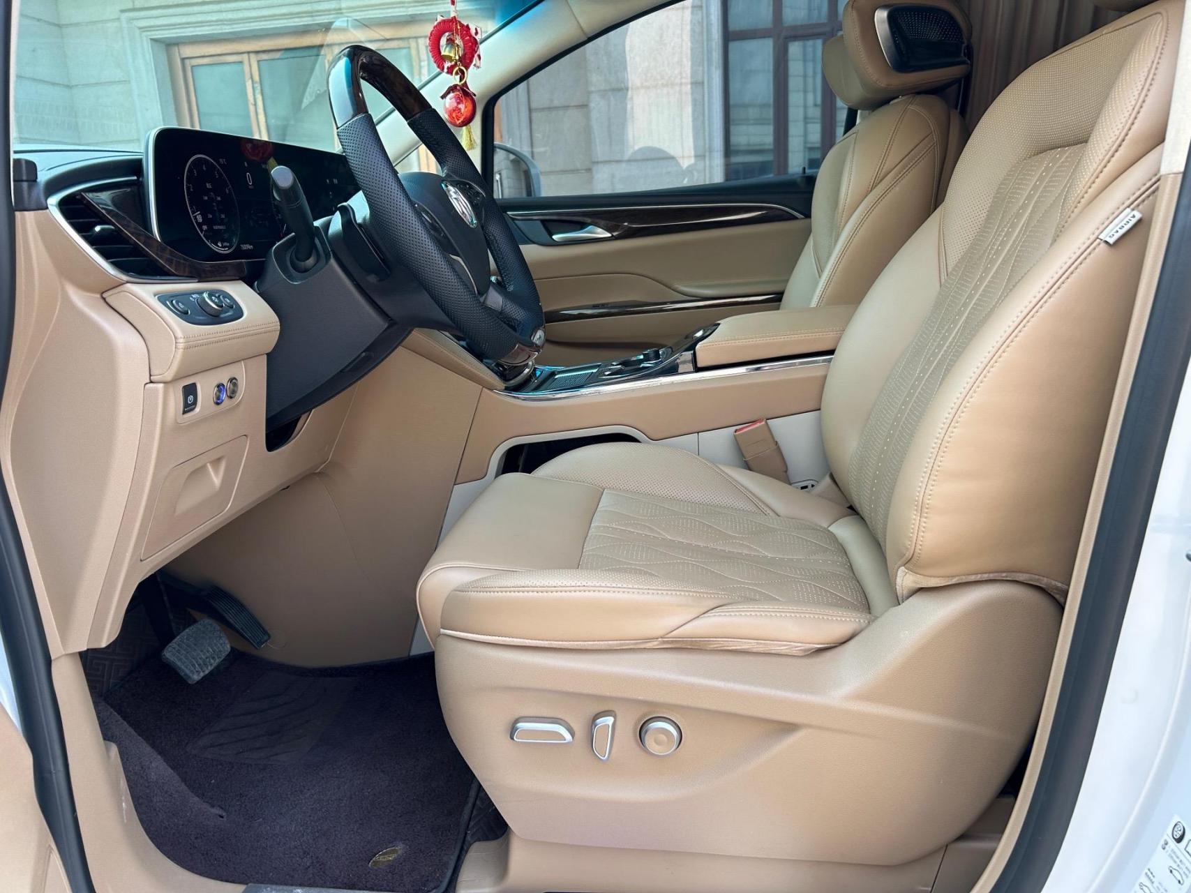 新到21年21款gl8es陆尊尊享版,知道价33.99,2.0t,白外棕内,安全行驶7.