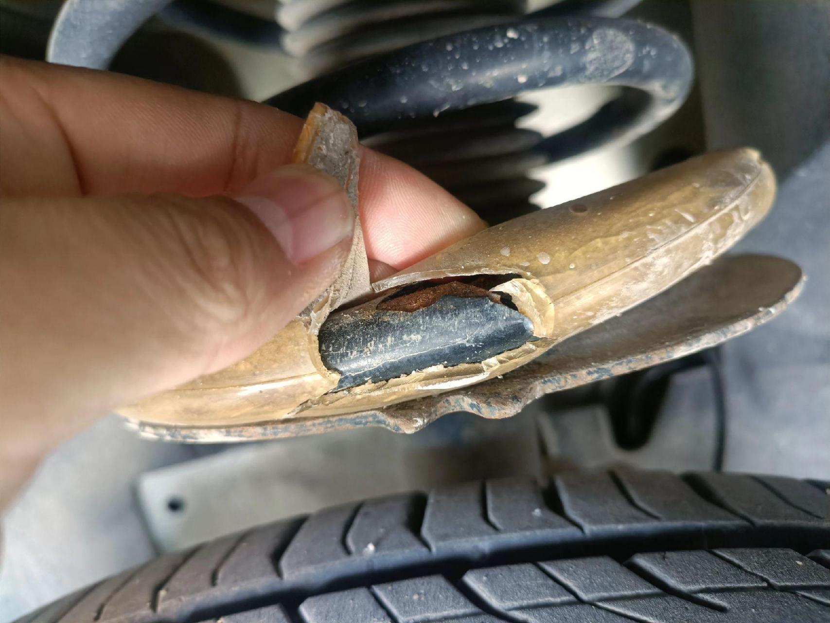 这又发现左前减震器弹簧也断裂了.这.是啥情况.