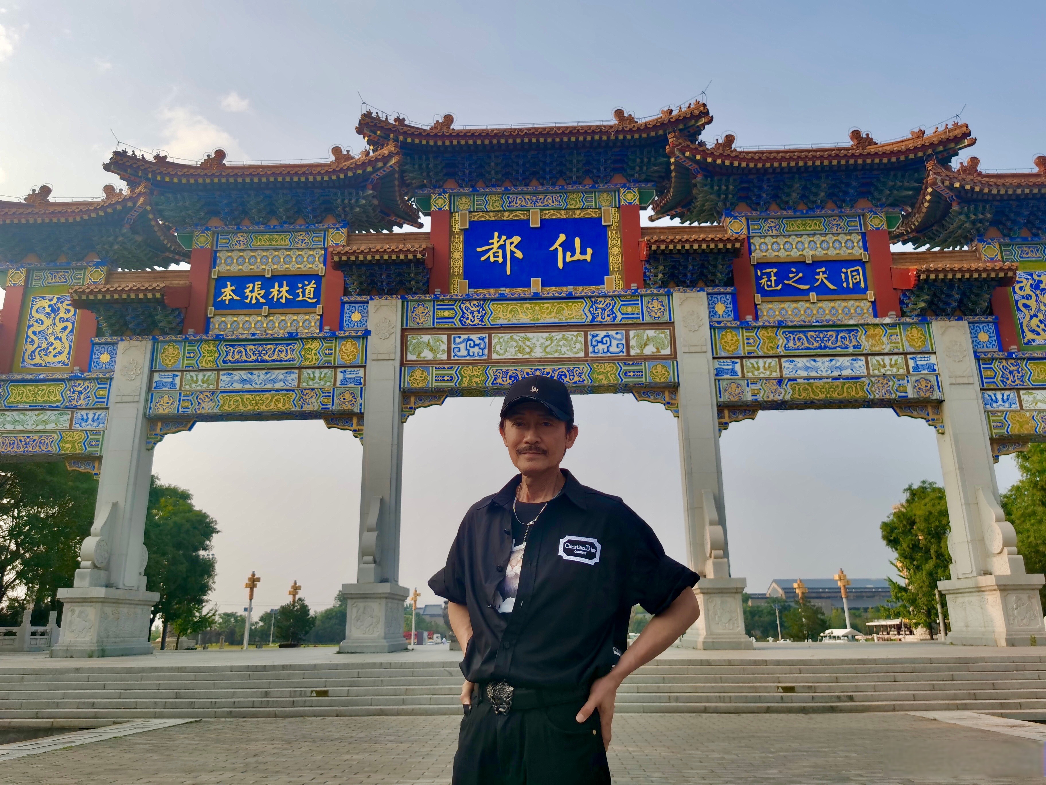 我们可以把精神寄托在山川湖海,书藉,音乐,甚至花花