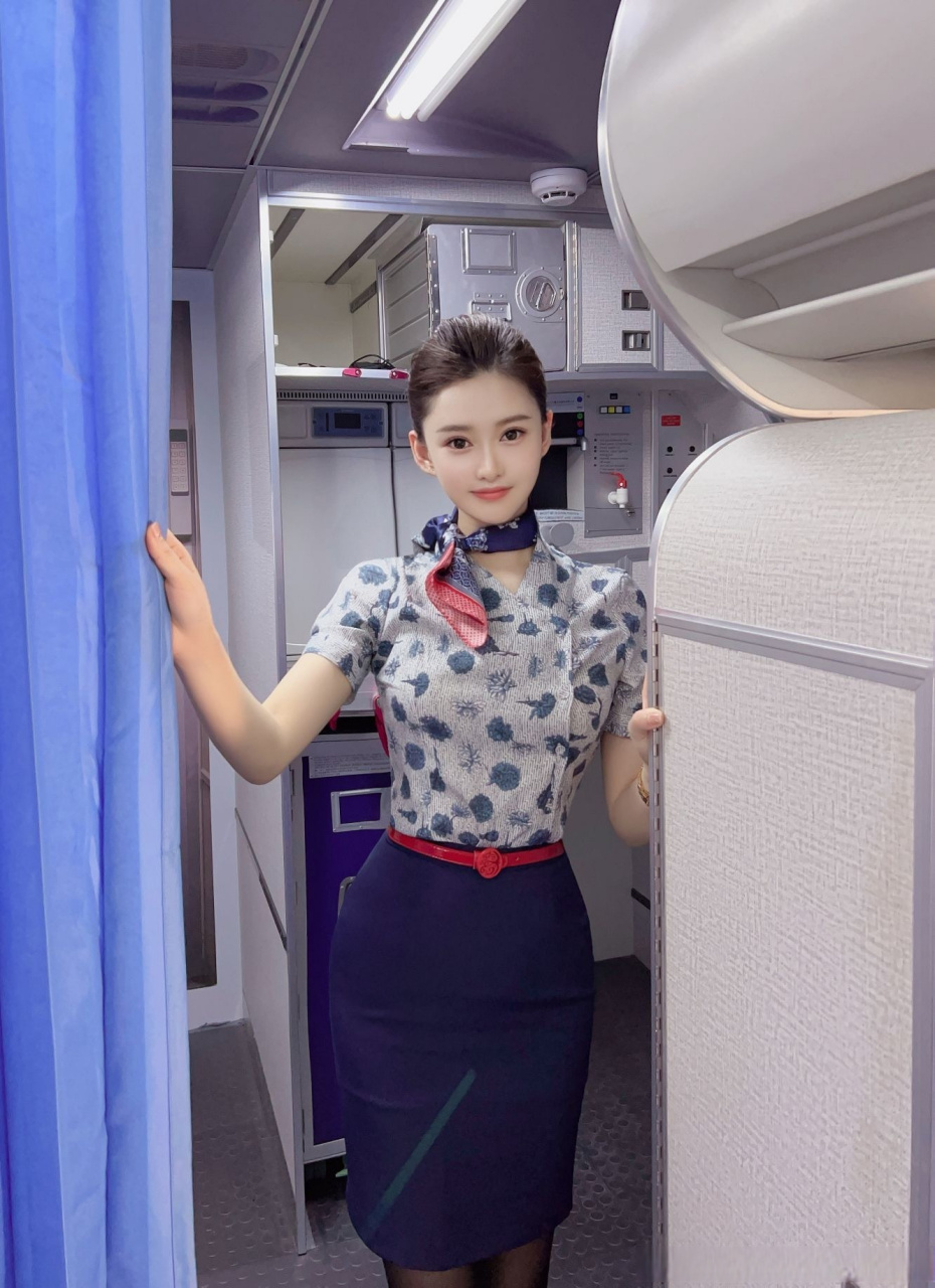 上海东航空乘,在飞机上有旅客的陪伴,下飞机没人陪伴感觉有点孤单 .