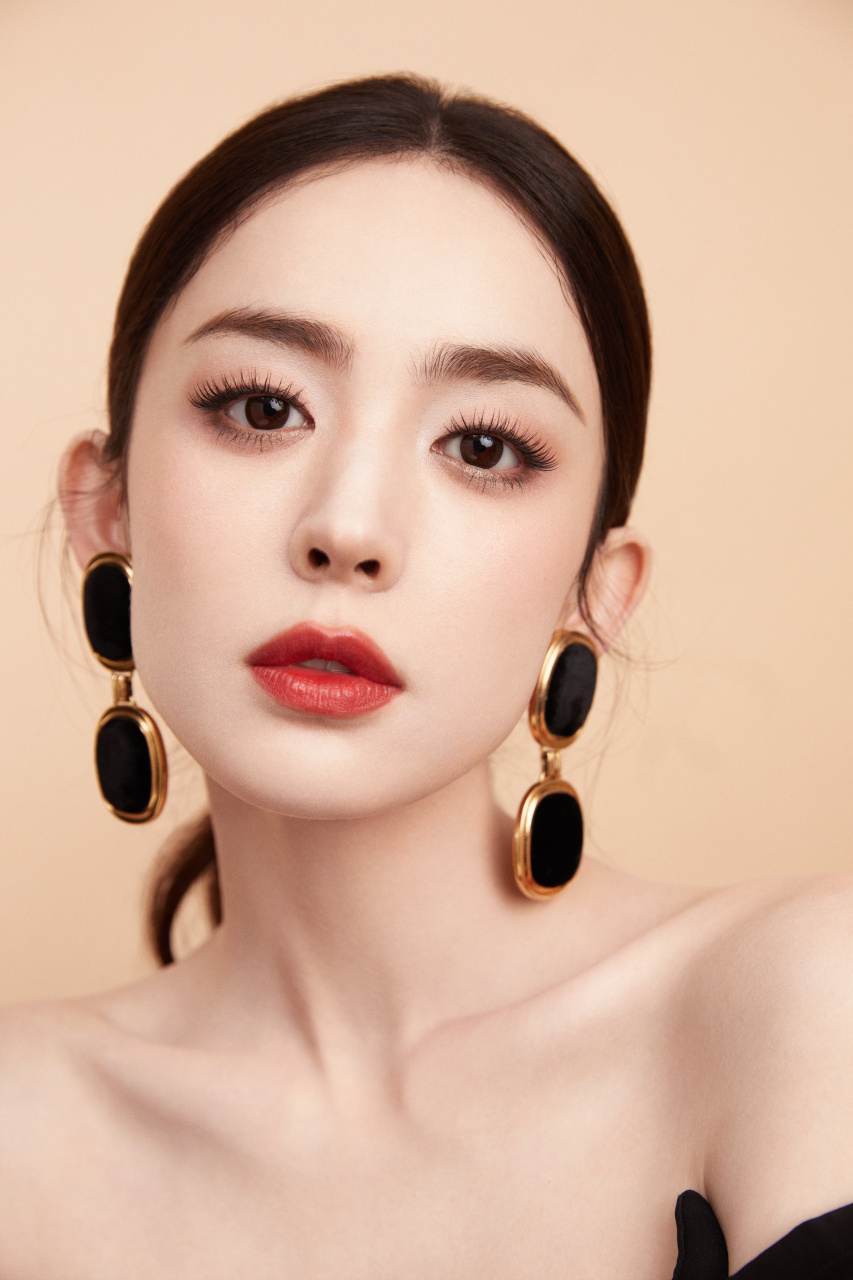 携手金鹤龙 的妆面小秘密兰蔻菁纯粉底液演绎光采夺目丝缎妆,底妆如缎