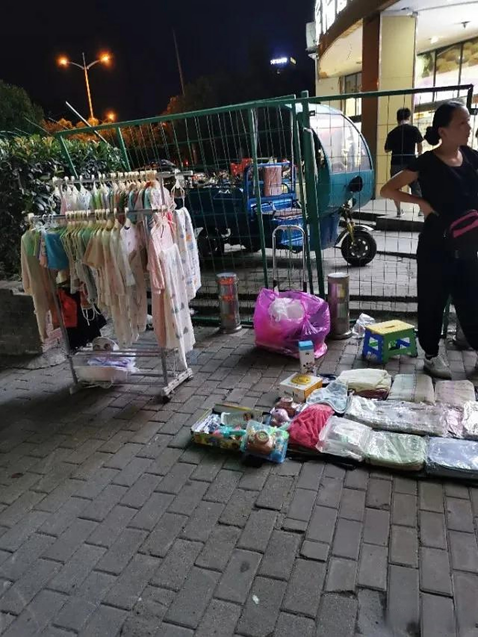 摆地摊致富(摆地摊致富故事)