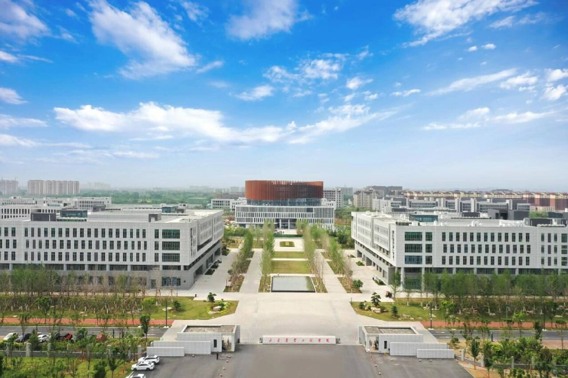 山东农业工程学院       山东农业工程学院淄博校区的有莫,扎个堆